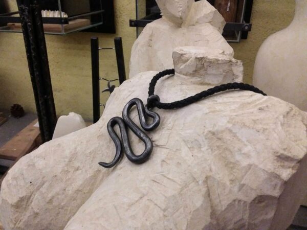 Handwerkskunst Schmuck geschmiedet in Schlangenform an Skulptur